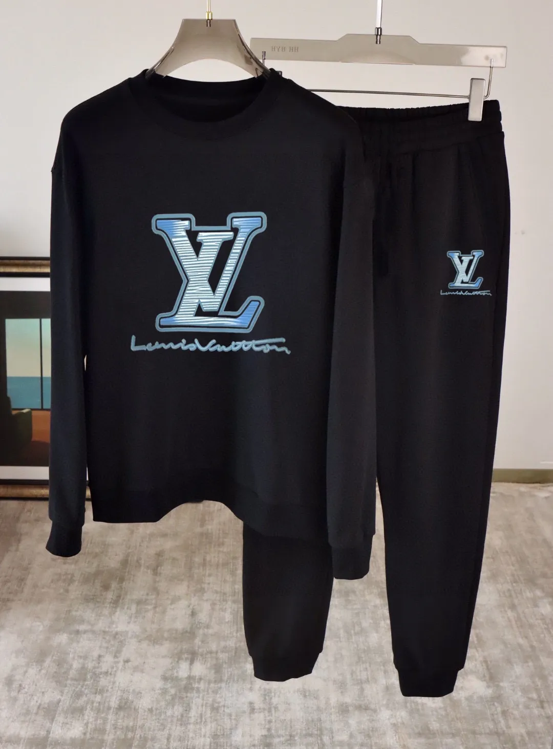 🅿️380 [LV Louis Vuitton] (Fat Man Gospel) hot-selling suit is coming. Focus on the original version of the official website. 2025 new hot-selling sweatshirt suit. The original order is hard to buy🇭🇰. It is the meticulous work of top designers for a fitting and perfect upper body effect. All-natural high-quality Roman cotton 100%, close-fitting comfort, noble and elegant! Original hardware embodies elegance and nobility! Counter size: M-5XL (maximum wear up to 220 pounds)